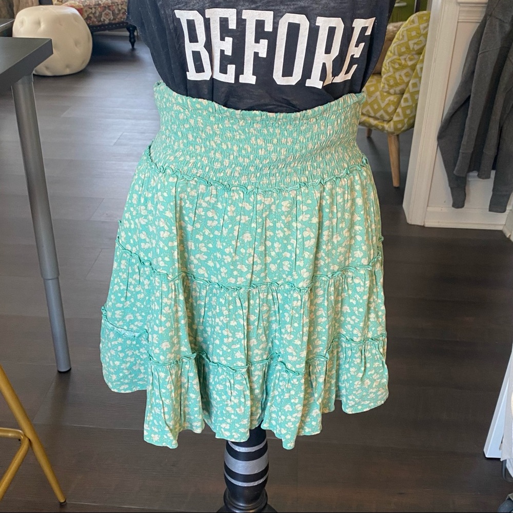 American Eagle green floral ruffle mini skirt medium